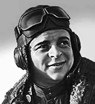 Первые боевые вылеты Карпов выполнил под Москвой в конце июля 1941 года в паре - фото 5