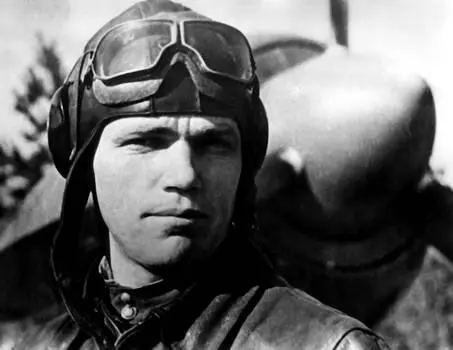 После войны гвардии майор Кожедуб продолжил службу В 1949 году окончил - фото 6