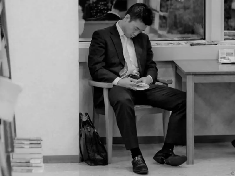 Японские бизнесмены не стесняются спать на людях Традиция короткого дневного - фото 10