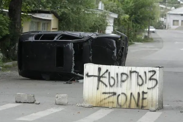 Картина погромов в Оше 2010 г Фото с сайта httpdosengorg По словам - фото 14