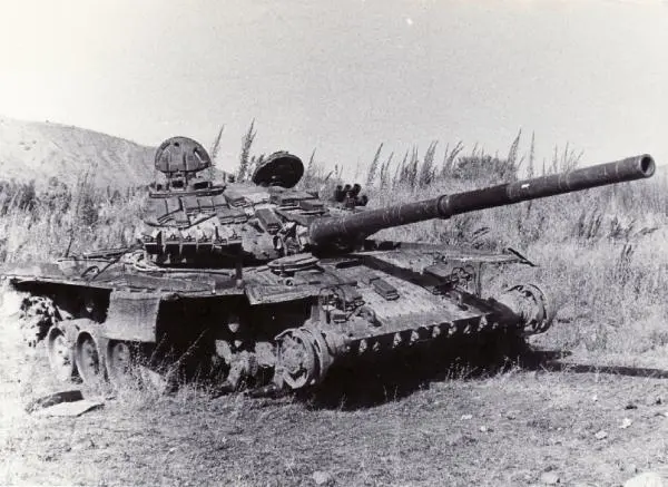 Подбитый танк Т72 таджикской армии район Арганкуль 1993 г архив автора - фото 15