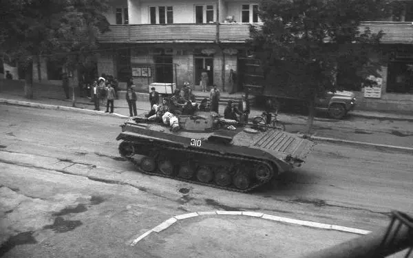 БМП внутренних войск на улице Степанакерта 1990 г архив автора Солдаты - фото 22