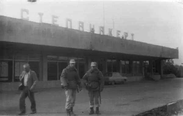 Советские солдаты охраняют аэропорт Степанакерта 1989 г из архива И - фото 25