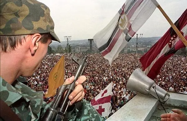 Митинг в Тбилиси 1991 г Фото с сайта httpwwwgorbyru Тогда же Верховный - фото 29