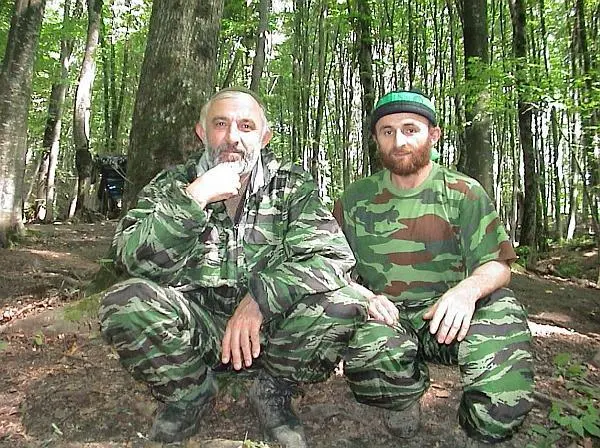 Бывший советский полковник второй президент Чечни Аслан Масхадов слева Фото - фото 35