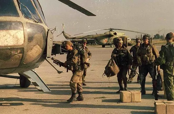 Погрузка отряда спецназа 1996 г архив С Штинова Вечером 7 августа по - фото 39