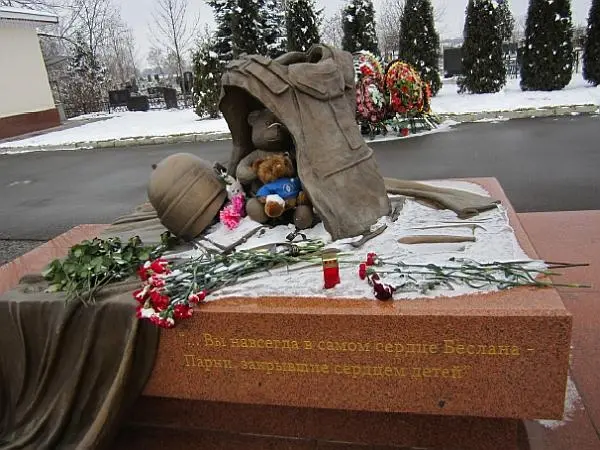Кладбище в Беслане представляет собой памятник всем погибшим в кровавом теракте - фото 50