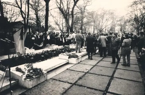 Похороны первых жертв конфликта в Дубоссарах 5 ноября 1990 года Фото с сайта - фото 8