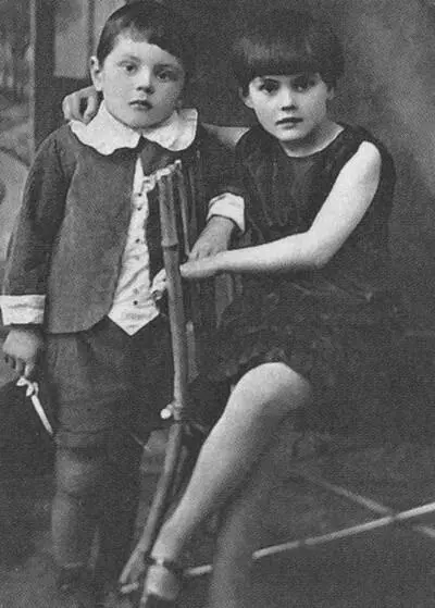 Д Банионис с сестрой Дануте1930 С другом детства Витасом 19361937 Школа - фото 2