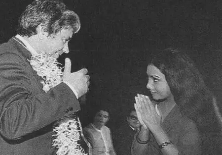 В Индии 1974 С В Терешковой и Р Гамзатовым С Г Вициным - фото 99