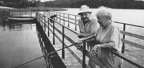 У озера Саратай Она ловит рыбу 2005 Примечания 1 Симашка актер - фото 116