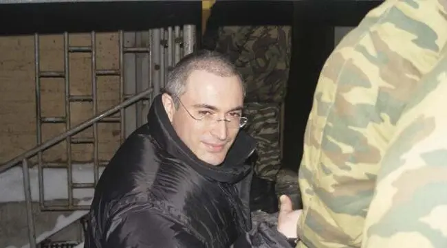 Каждое судебное утро из автозака в зал суда Платон Лебедев что день - фото 15