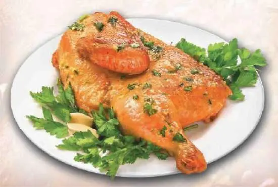 Вам понадобится 1 небольшой цыпленок 2 зубчика чеснока соль черный - фото 38