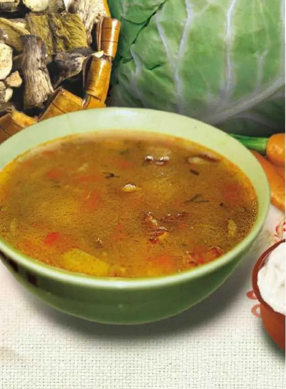 Бульон процеживаем смешиваем с огуречным рассолом и снова ставим на огонь - фото 49