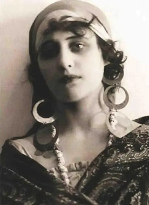 Вера Васильевна Холодная Внезапность кончины юной королевы кино совпала с - фото 55