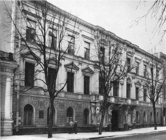 Дом Демидова Общий вид Фрагмент интерьера Кариатиды главного входа - фото 92