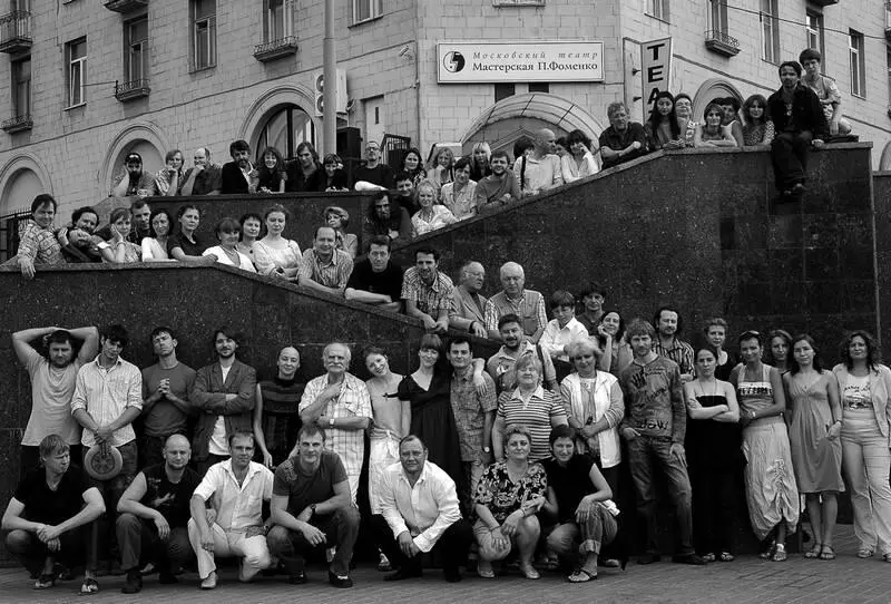 Мастерская в полном составе на ступеньках набережной между Новым зданием и - фото 24