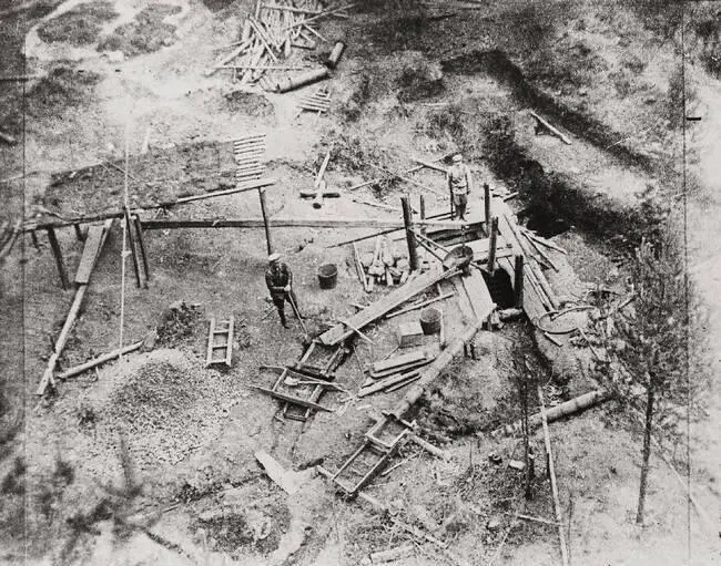 Николай Соколов на раскопках заброшенной шахты под Екатеринбургом Май 1919 г - фото 3