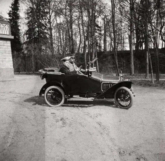 Алексей Николаевич в автомобиле в Царском Селе 1913 г С 1913 года он - фото 26