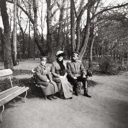 Алексей Николаевич с Императором и Императрицей в Могилёве 1915 г Алексей - фото 34