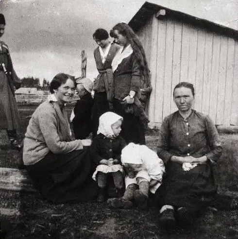 Великие княжны с семьей солдата находящегося на фронте осенью 1915 г - фото 36