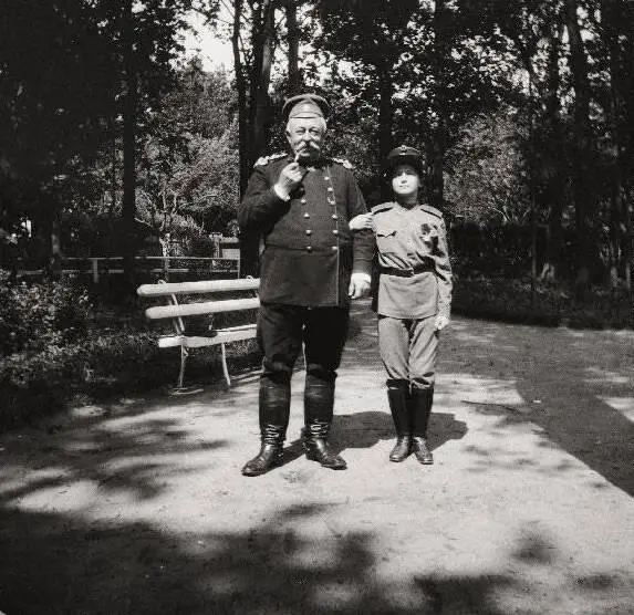Алексей Николаевич с генералом Николаем Рузским в Могилёве 1916 г Ни один - фото 37