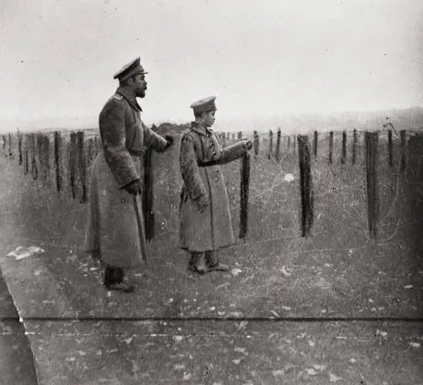 Алексей Николаевич с отцом на русскогерманском фронте 1915 г Его судьба с - фото 42