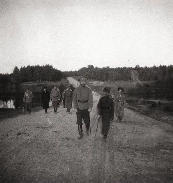 Алексей Николаевич с отцом на русскогерманском фронте 1915 г Алексей - фото 44