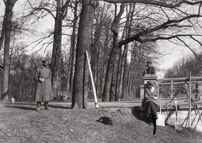 Ольга Николаевна и солдатыконвоиры в Царскосельском парке Апрель 1917 г В - фото 53