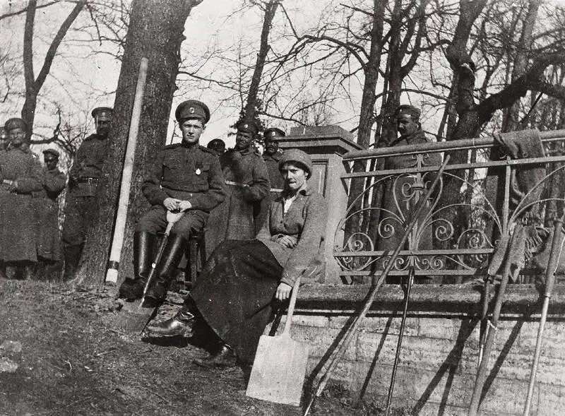 Алексей и Татьяна под конвоем солдат в Царскосельском парке Июль 1917 г - фото 55