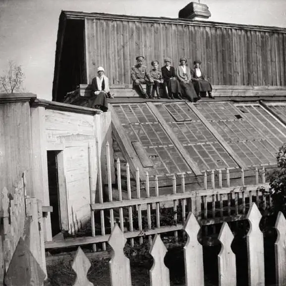 Николай II c детьми в Тобольске в конце апреля 1918 г Последняя фотография - фото 56