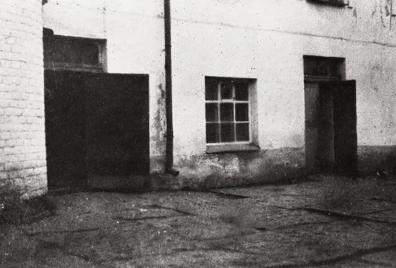 Задний двор дома Ипатьева сфотографированный Пьером Жильяром в апреле 1919 г - фото 63