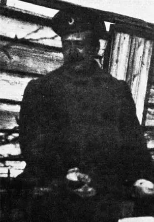 Князь В А Долгоруков за уборкой снега Тобольск Зима 19171918 гг Фото П - фото 21