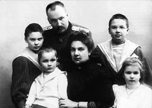 Евгений Сергеевич Боткин с женой Ольгой Владимировной и детьми Дмитрием - фото 30