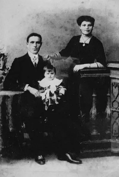 И Д Седнев с супругой Марией Алексеевной рожд Чистяковой и дочерью - фото 53