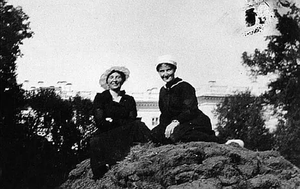 Баронесса С К Буксгевден слева и Графиня А В Гендрикова на фоне - фото 74