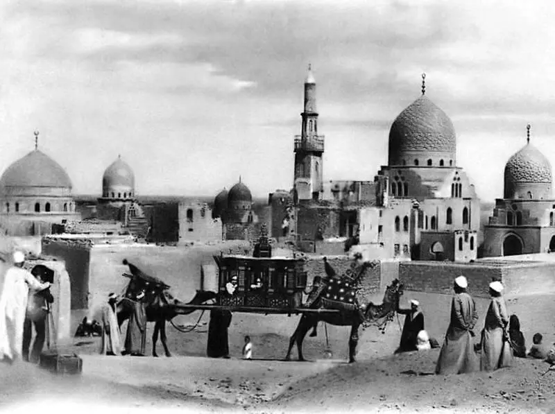 Караван у стен Каира на старой фотографии Изредка махмаль останавливался и - фото 28