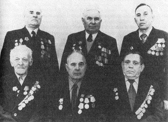 Они были добровольцами экипажа бронепоезда За Родину Слева направо первый - фото 13