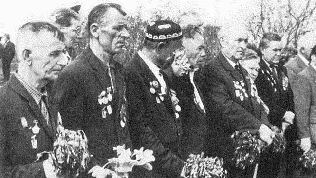 Ветераны 62го отдельного дивизиона бронепоездов у братской могилы на станции - фото 60