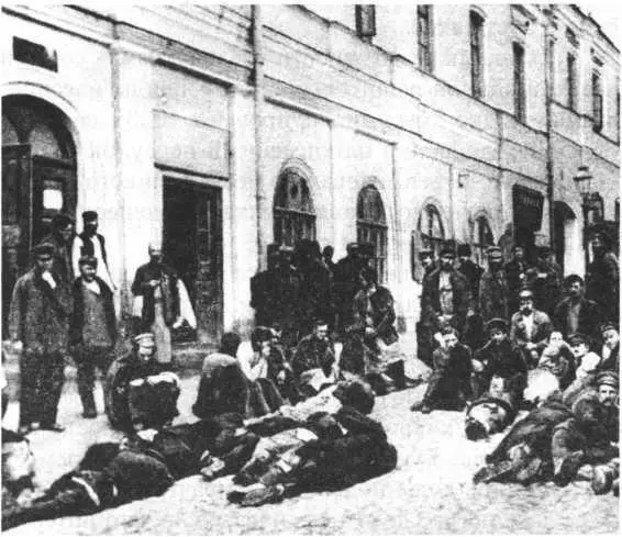 На Хитровке в ожидании найма Фотография начала XX века Многие из приятелей - фото 114