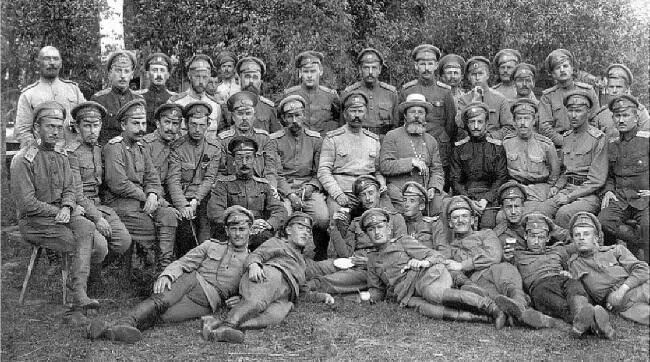Офицеры 20го Галицкого полка и отец Николай 1915 г Музыканты 112го - фото 10