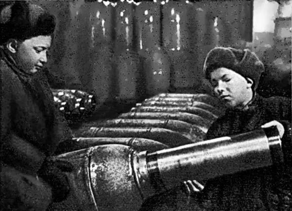 2 Подростки изготавливают боеприпасы для фронта 3 За станки на оборонных - фото 4