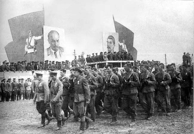 43 Парад партизан в Минске 16 июля 1944 г Освобождение Беларуси Разгром - фото 46