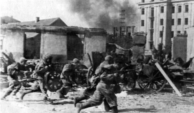 47 Воины 49й армии ведут бой на улицах г Могилева 28 июня 1944 г 48 Воины - фото 50