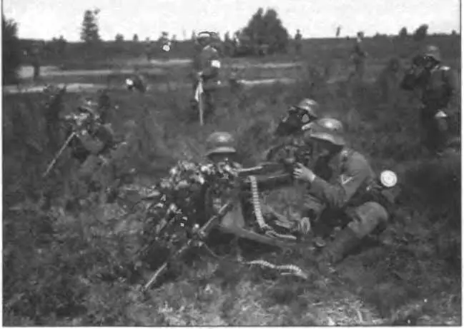 Солдаты рейхсвера на маневрах 1930 г Излишки вооружений в том числе - фото 199