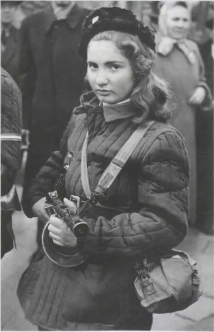 Эта пятнадцатилетняя девушка с пистолетомпулеметом Шпагина стала одним из - фото 4