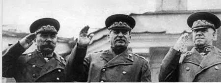 С М Буденный И В Сталин Г К Жуков на трибуне Мавзолея В И Ленина - фото 24