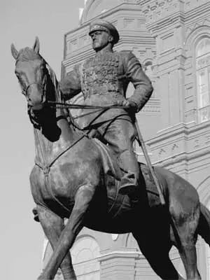 Памятник маршалу Г К Жукову в Москве После смерти Сталина прославленный - фото 25