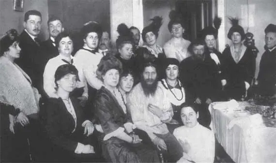 Г Е Распутин в кругу поклонников и поклонниц 19141915 гг Григорий - фото 140