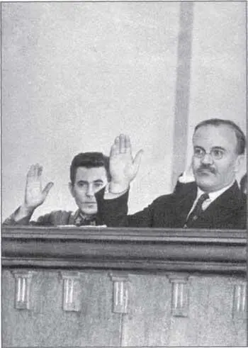 Н И Ежов и В М Молотов В 19301939 гг В М Молотов занимал пост - фото 153